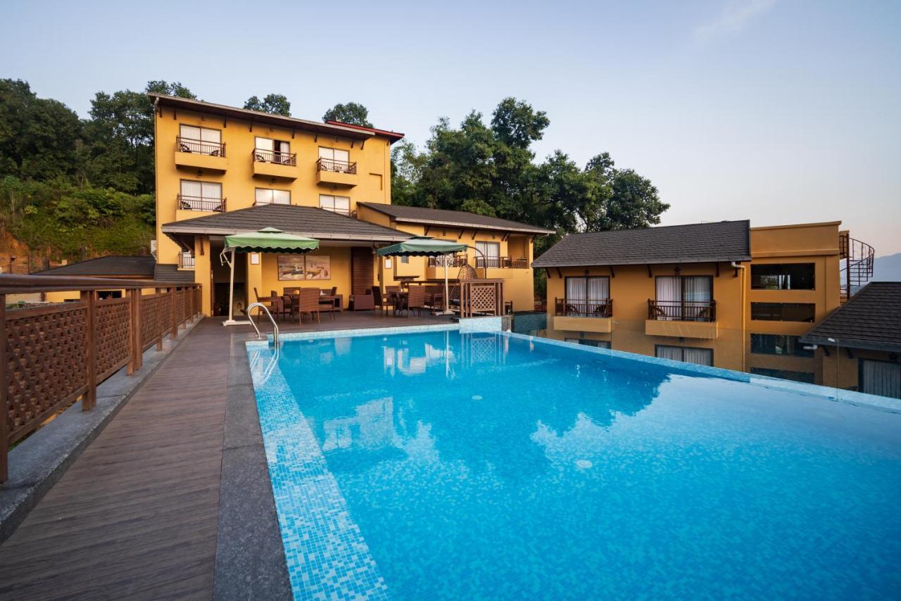 Bar Peepal Resort Ποκάρα Εξωτερικό φωτογραφία The swimming pool at the resort