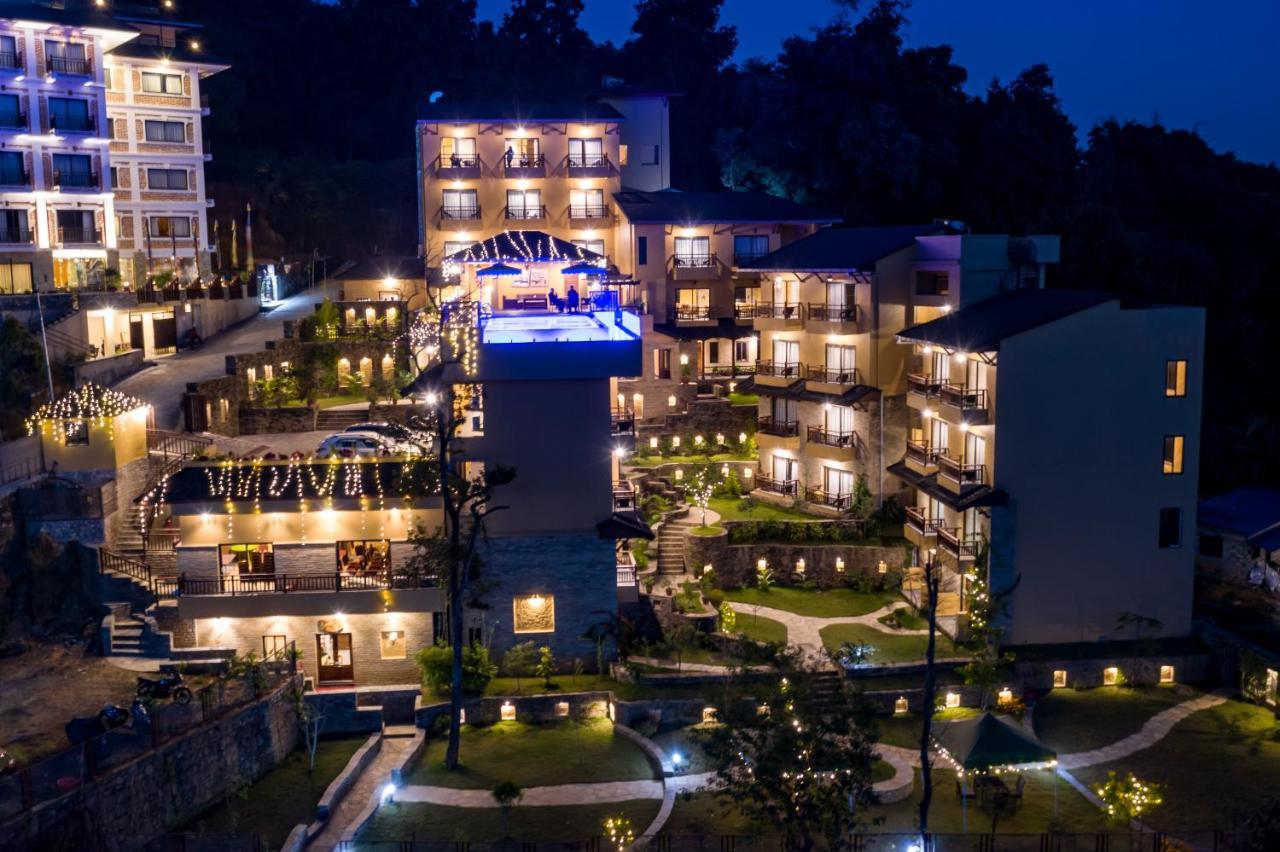 Bar Peepal Resort Ποκάρα Εξωτερικό φωτογραφία The resort at night