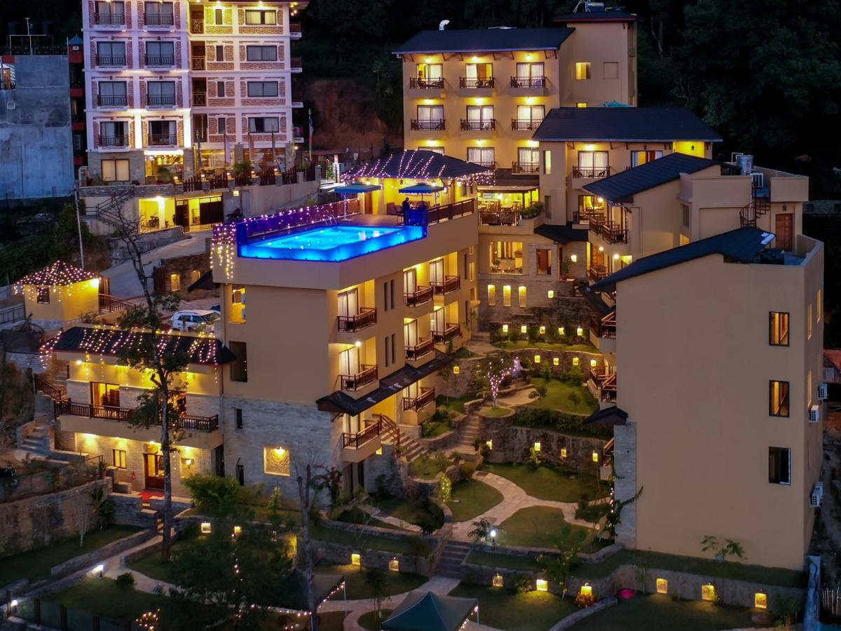 Bar Peepal Resort Ποκάρα Εξωτερικό φωτογραφία The hotel at night