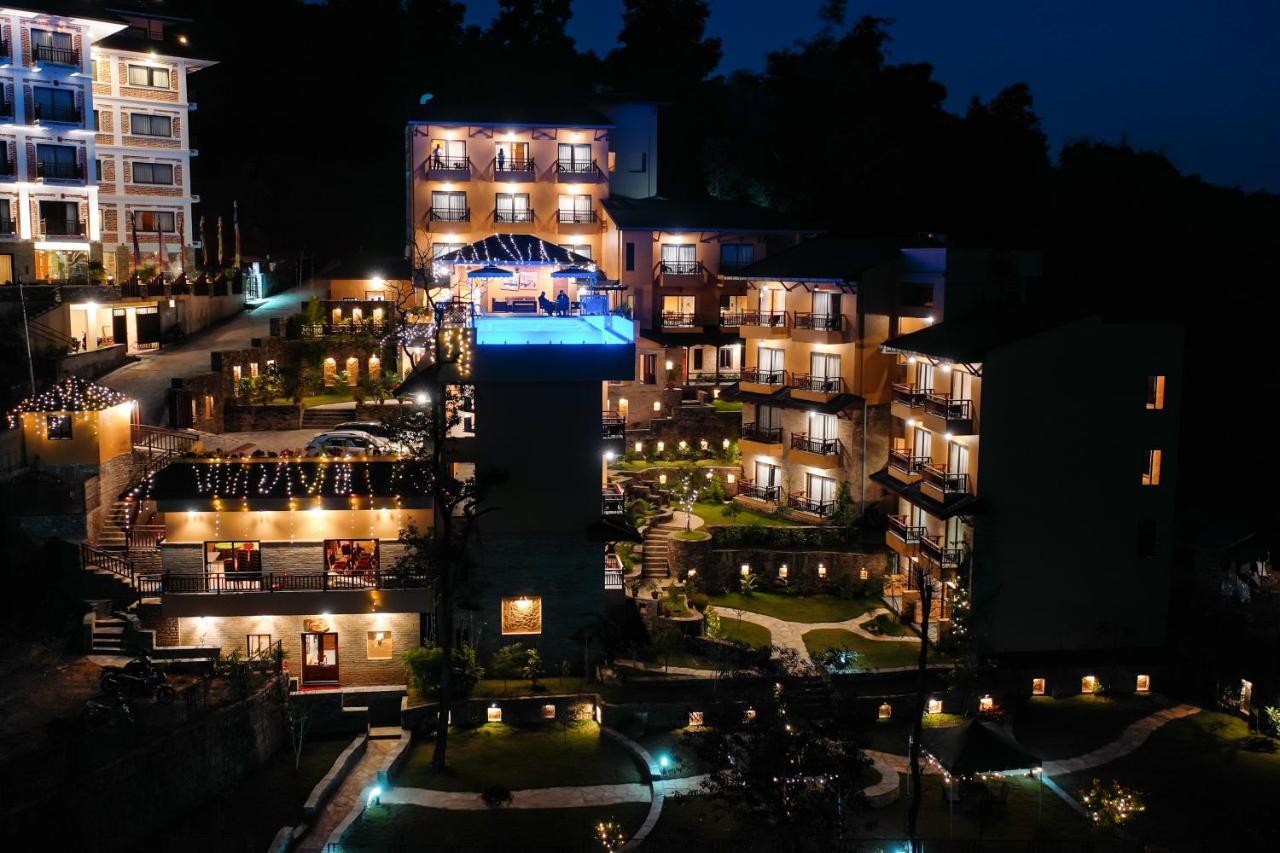 Bar Peepal Resort Ποκάρα Εξωτερικό φωτογραφία The resort at night