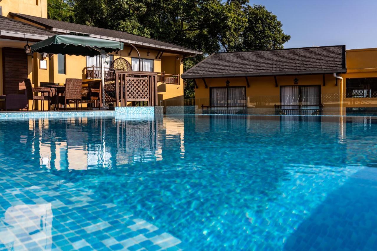 Bar Peepal Resort Ποκάρα Εξωτερικό φωτογραφία The swimming pool at the hotel