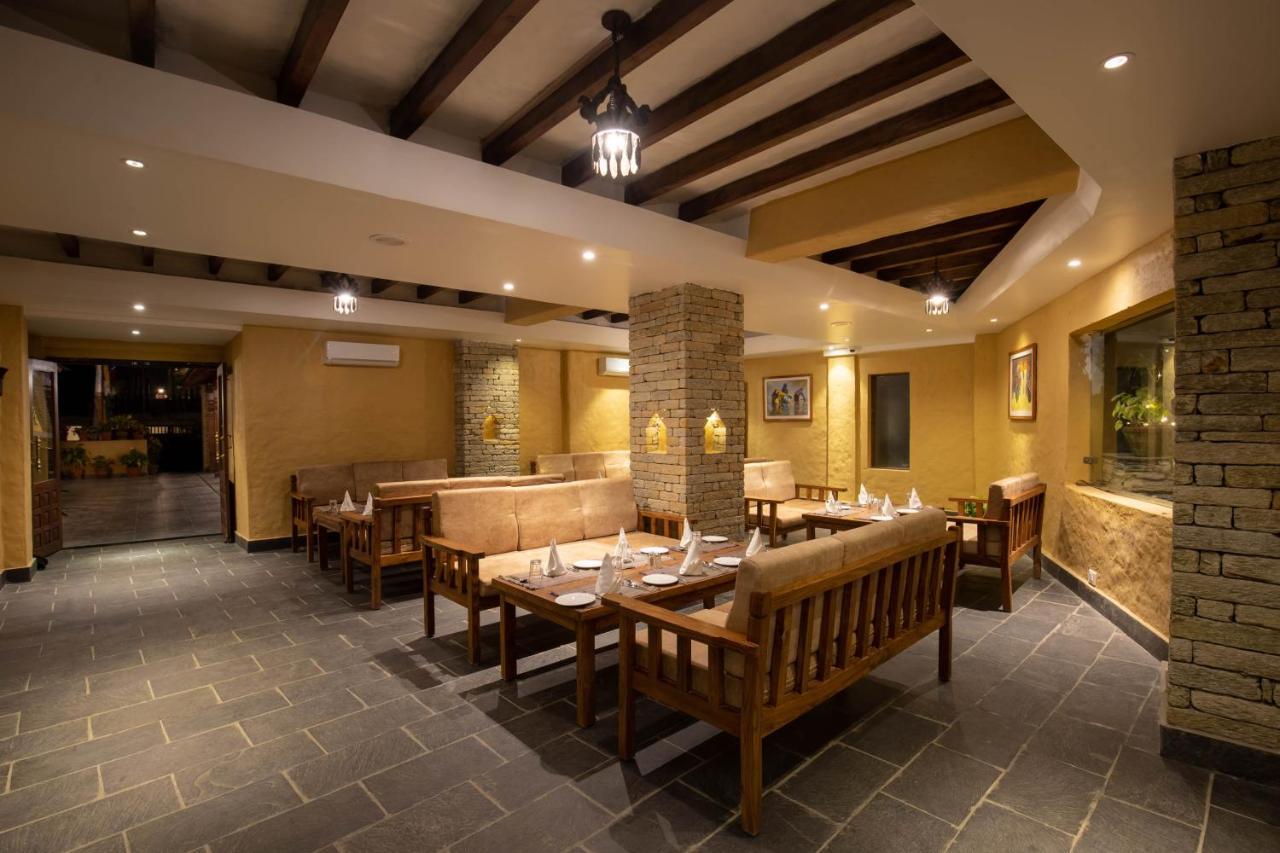 Bar Peepal Resort Ποκάρα Εξωτερικό φωτογραφία The restaurant at the resort