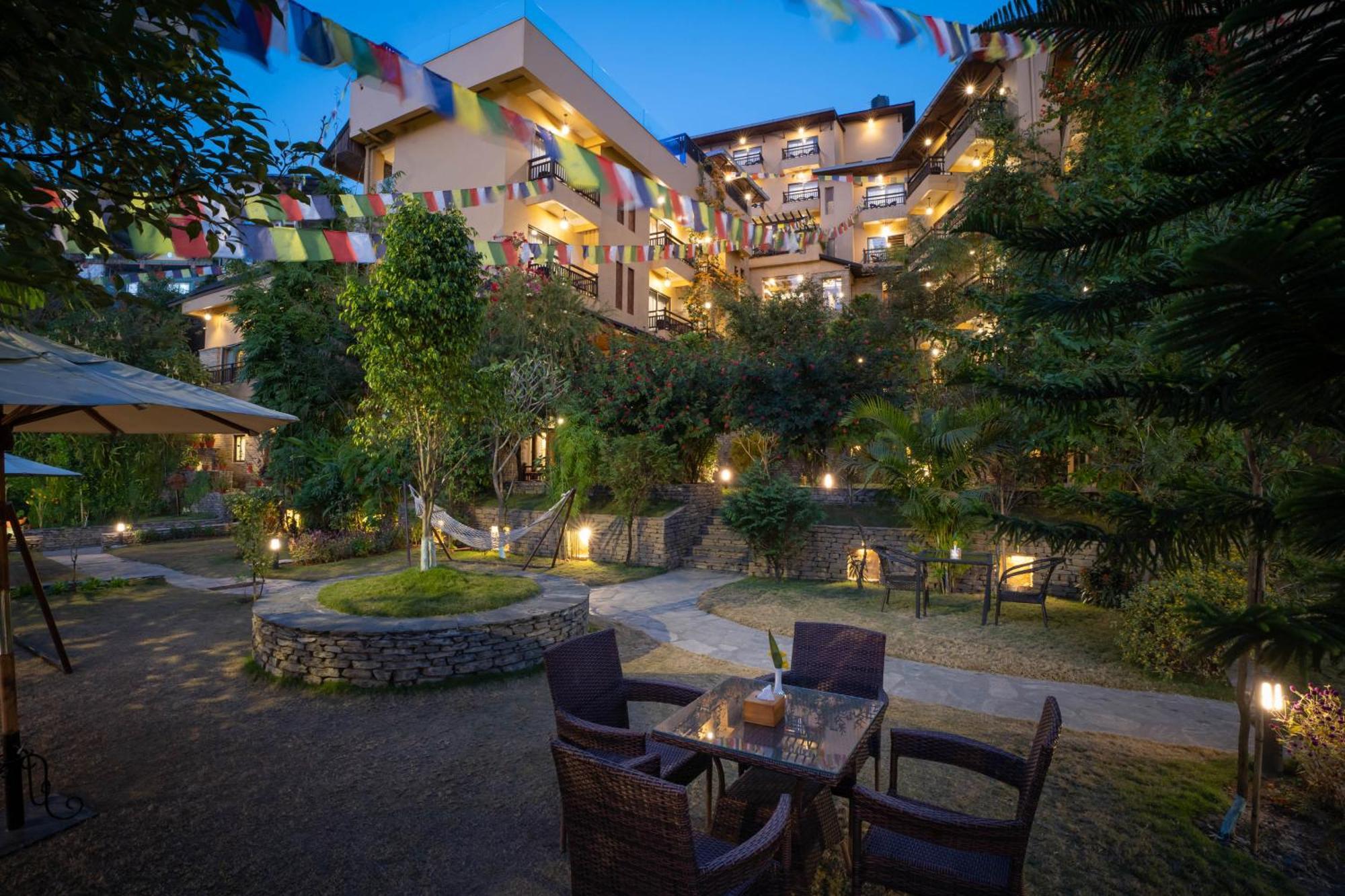 Bar Peepal Resort Ποκάρα Εξωτερικό φωτογραφία The hotel's courtyard