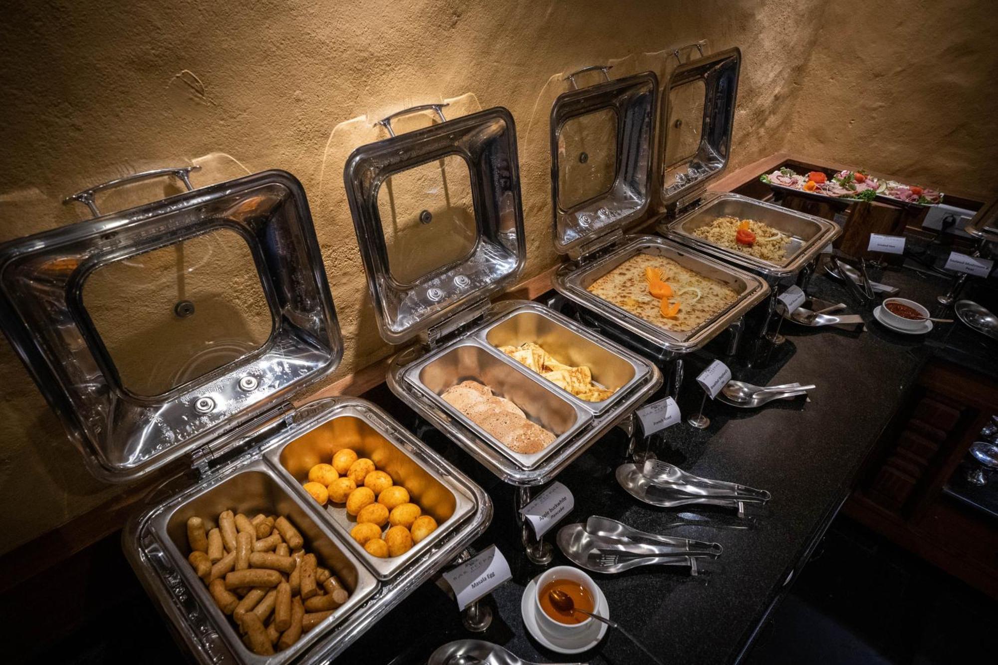 Bar Peepal Resort Ποκάρα Εξωτερικό φωτογραφία A selection of chafing dishes