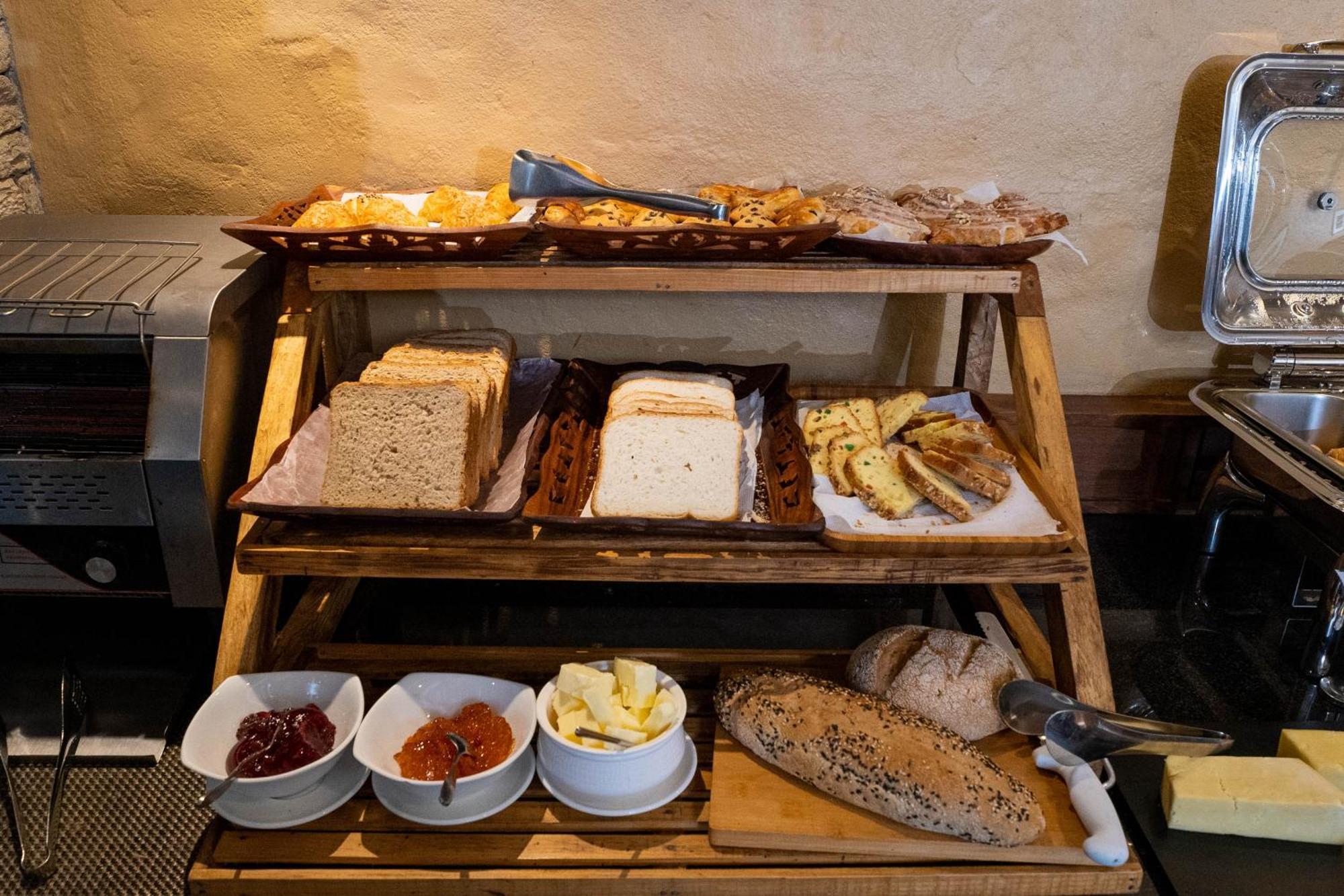 Bar Peepal Resort Ποκάρα Εξωτερικό φωτογραφία A selection of cheeses at a buffet