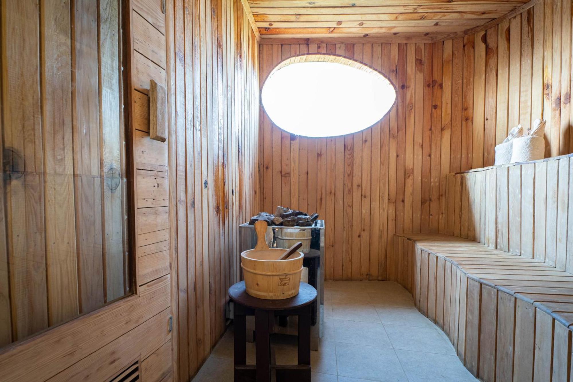 Bar Peepal Resort Ποκάρα Εξωτερικό φωτογραφία The interior of the replica ship