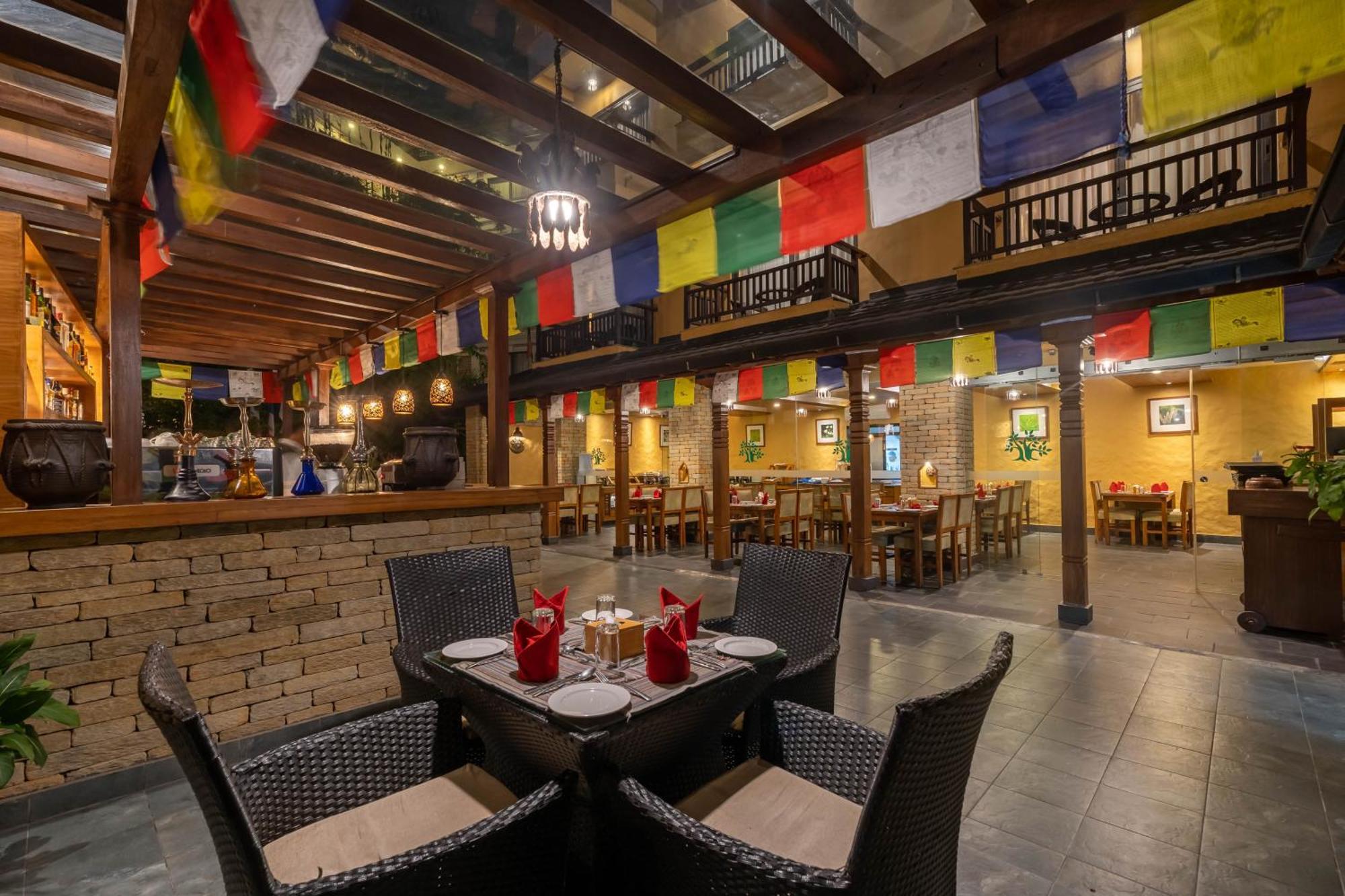 Bar Peepal Resort Ποκάρα Εξωτερικό φωτογραφία The interior of the restaurant