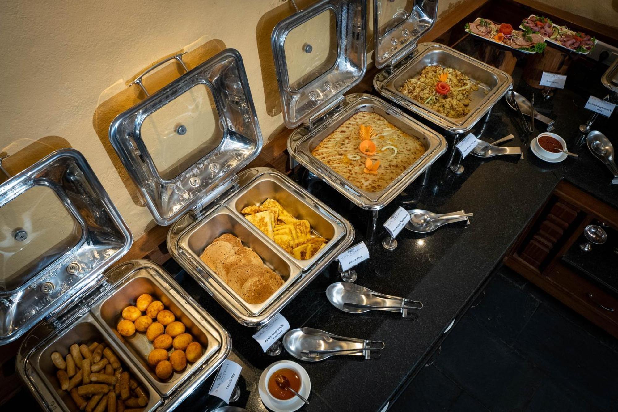 Bar Peepal Resort Ποκάρα Εξωτερικό φωτογραφία A selection of chafing dishes