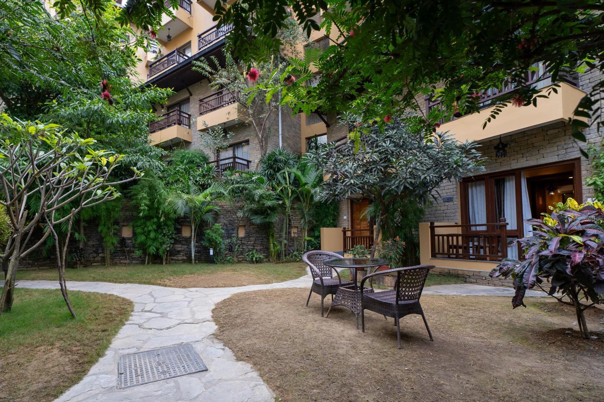 Bar Peepal Resort Ποκάρα Εξωτερικό φωτογραφία The hotel's garden